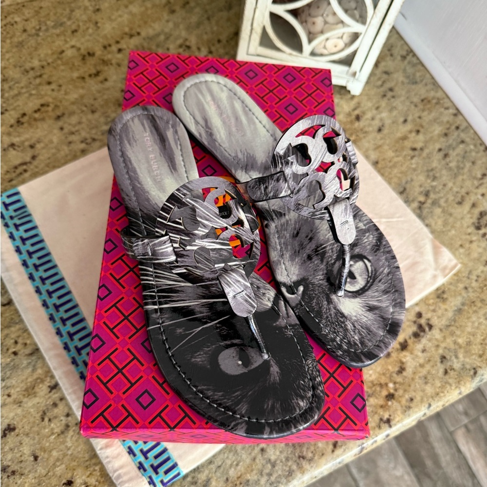 New Tory Burch miller sandal  printed patent leather cat portrait - Picture 2 of 7